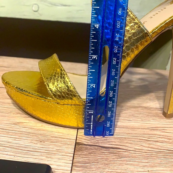 Nine West size 7 1/2 gold - Picture 9 of 9